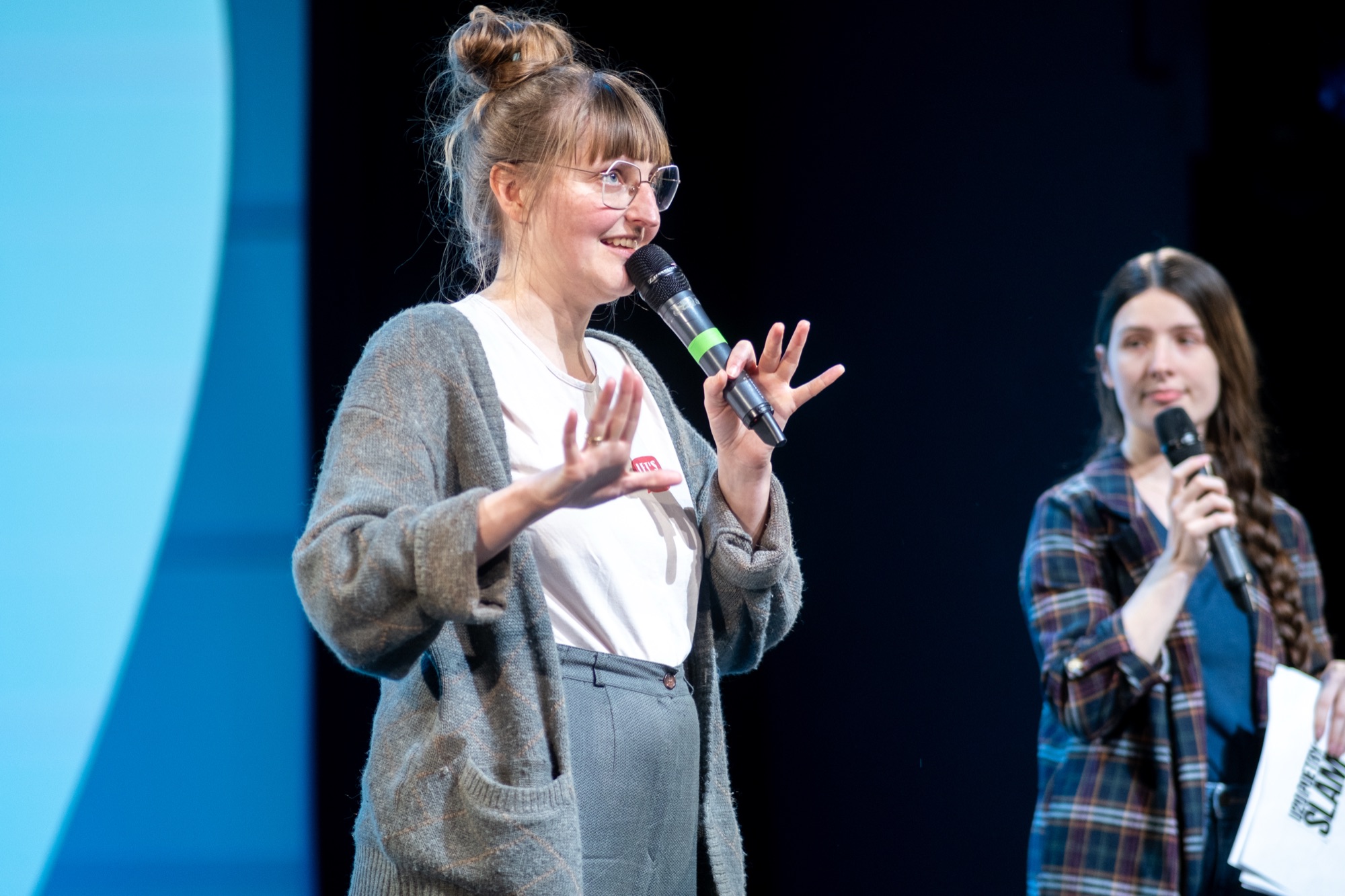 Moderation auf der Bühne beim U20 Poetry Slam